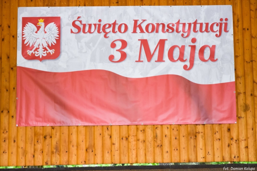udzial-uczennic-oraz-nauczycieli-naszej-szkoly-w-gminnych-obchodach-swieta-konstytucji-3-maja